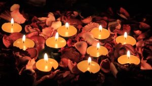 1 146 300x170 صور ورود وشموع رومانسية للعشاق, photos flowers and candles romantic