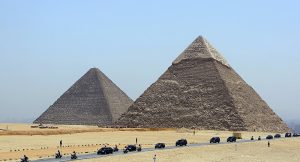 1016321920 300x162 صور عجائب الدنيا السبع , اهرامات الجيزة احد عجائب الدنيا السبعة جميلة جدا اهرامات مصر