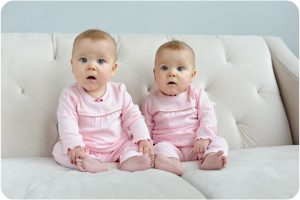 Cute Twin Babies Sitting On Sofa 300x200 صور اطفال ملائكه, صغار صور اطفال توائم, Babes photo