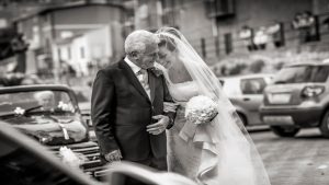 appp 1 300x169 اجمل صور زفاف عروسة وعريس رومانسية جديدة روعة, عريس وعروسة ببدلة الفرح حلوة