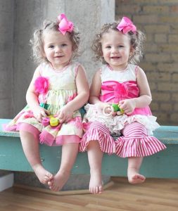 cute baby clothes for twin girls 253x300 صور اطفال ملائكه, صغار صور اطفال توائم, Babes photo
