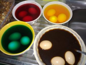 بيض بالوان جميلة 2 450x338 300x225 صور تلوين البيض , رمزيات حلوة للبيض بالالوان