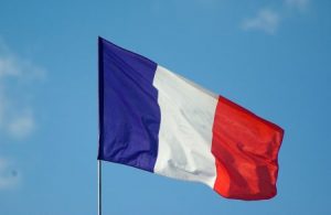 رفرفة علم فرنسا 3 450x293 300x195 صور علم فرنسا جديده , رمزيات العلم الفرنسي
