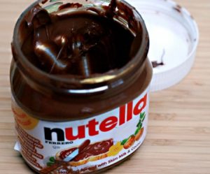 صور nutella 2 450x373 300x249 صور نوتيلا حلوة , تشكيلة للنوتيلا اللذيذه