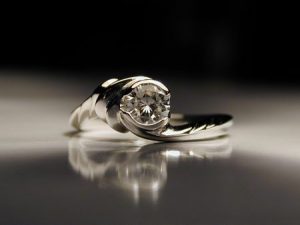 صور خواتم خطوبة و زواج الماس ذوق وشيك 4 450x338 300x225 صور خاتم الزواج , تشكيلة اكسسوارات هدايا الماس ذوق