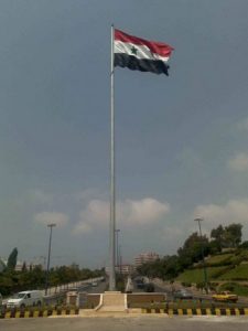 علم سوريا يرفرف 1 338x450 225x300 صور العلم السوري , خلفيات علم سوريا بجودة عالية
