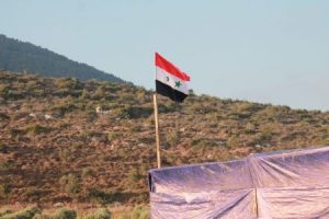 علم سوريا يرفرف 2 450x300 300x200 صور العلم السوري , خلفيات علم سوريا بجودة عالية