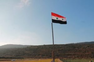 علم سوريا يرفرف 3 450x300 300x200 صور العلم السوري , خلفيات علم سوريا بجودة عالية