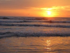 غروب الشمس علي البحر 2 450x338 300x225 صور لغروب الشمس على الشواطئ والمياه والبحار
