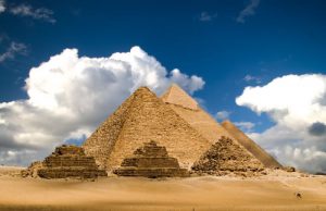 10 36 300x194 صور الاهرامات في الجيزة , صور السياحة في مصر