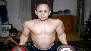 23 33 300x168 أقوى طفل فى العالم ,يحمل رجلا يزن 90 كيلوجراما